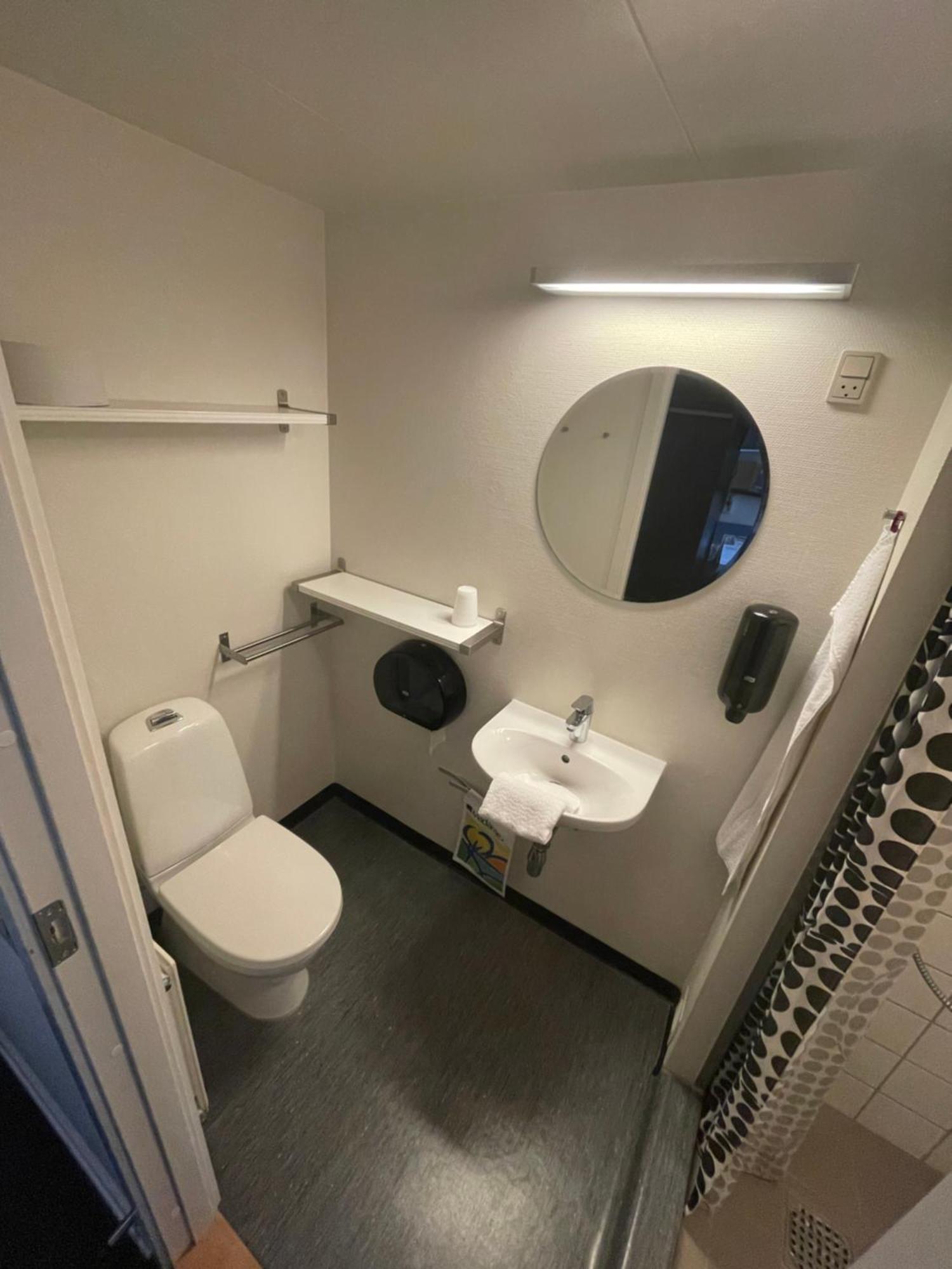 스벤보르 Stoberiet 호스텔 외부 사진 A typical bathroom in a student residence hall at the University of Helsinki