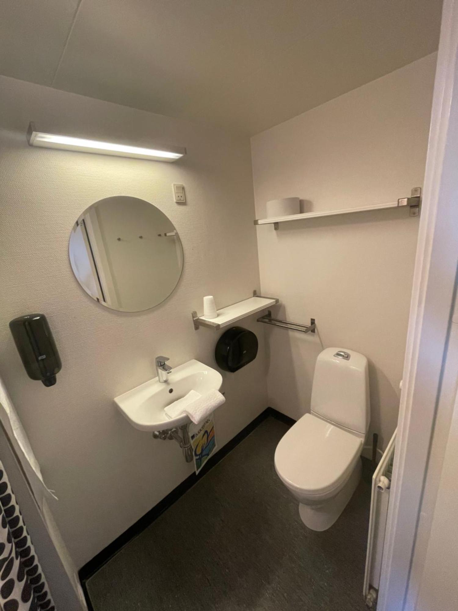스벤보르 Stoberiet 호스텔 외부 사진 A typical bathroom in a hostel