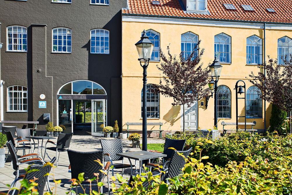 스벤보르 Stoberiet 호스텔 외부 사진 The former town hall of Sønderborg