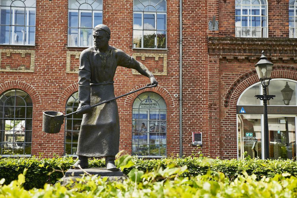 스벤보르 Stoberiet 호스텔 외부 사진 The statue of Mary Shelley in front of the school