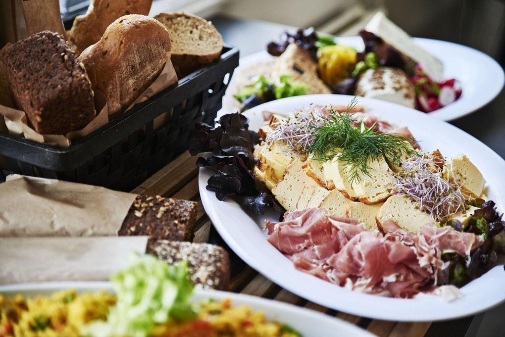 스벤보르 Stoberiet 호스텔 외부 사진 A selection of cold buffet items